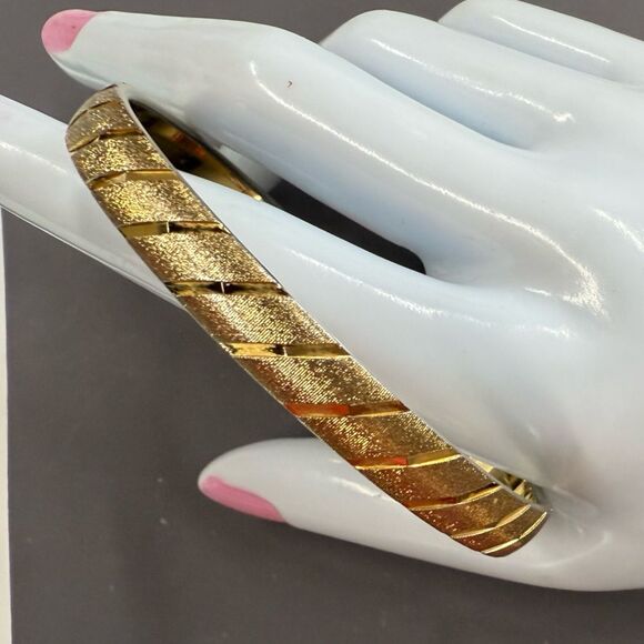 Pair of Gorgeous Monet Gold Bracelets one braided with clasp plus classic bangle - Picture 3 of 9